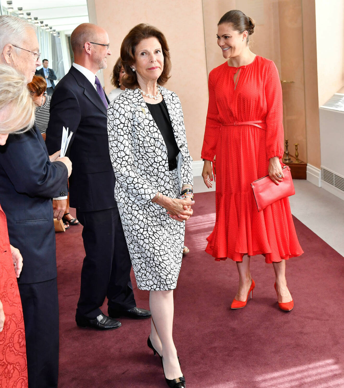 Victoria i röd klänning