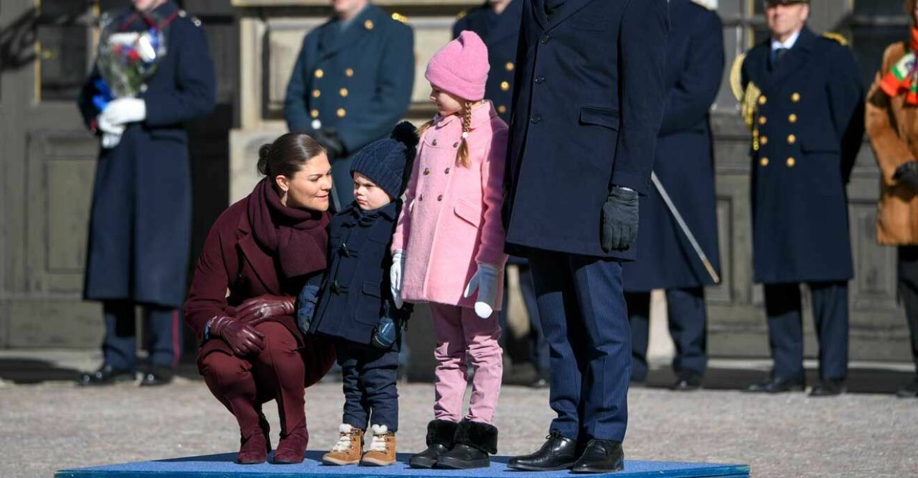 Kronprinsessan Victoria med Oscar och Estelle under namnsdagsfirandet 2019. 
