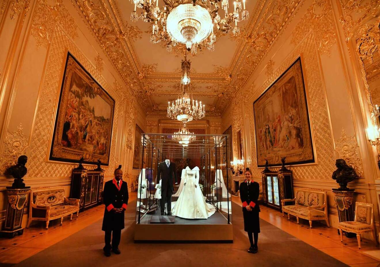 Bröllopsutställningen visas i The Grand Reception Room på Windsor Castle.