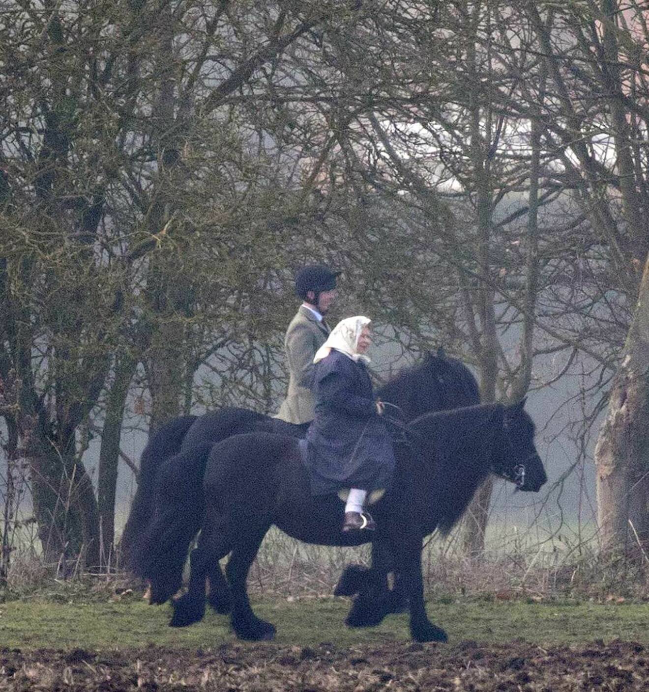 Prins Andrew och drottning Elizabeth på hästryggen. 