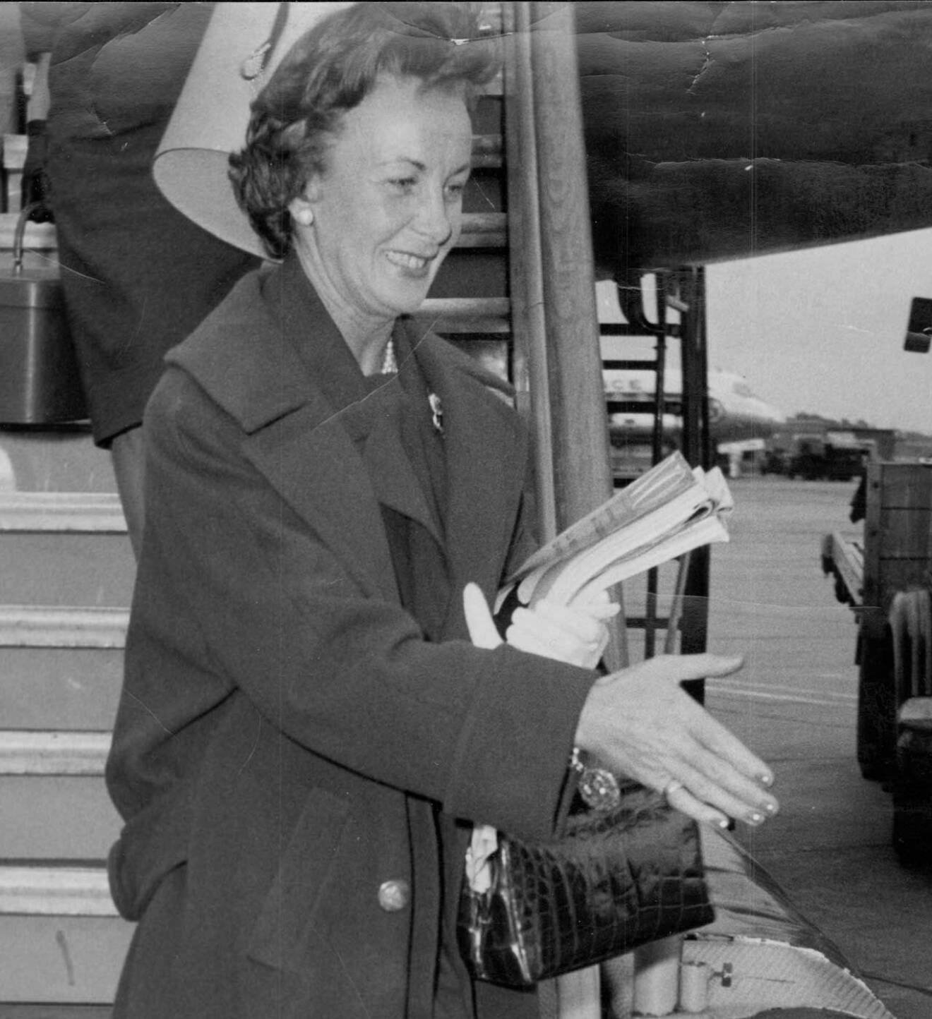 Mrs Lilian Craig stiger av flyget i september 1958, på en okänd flygplats.