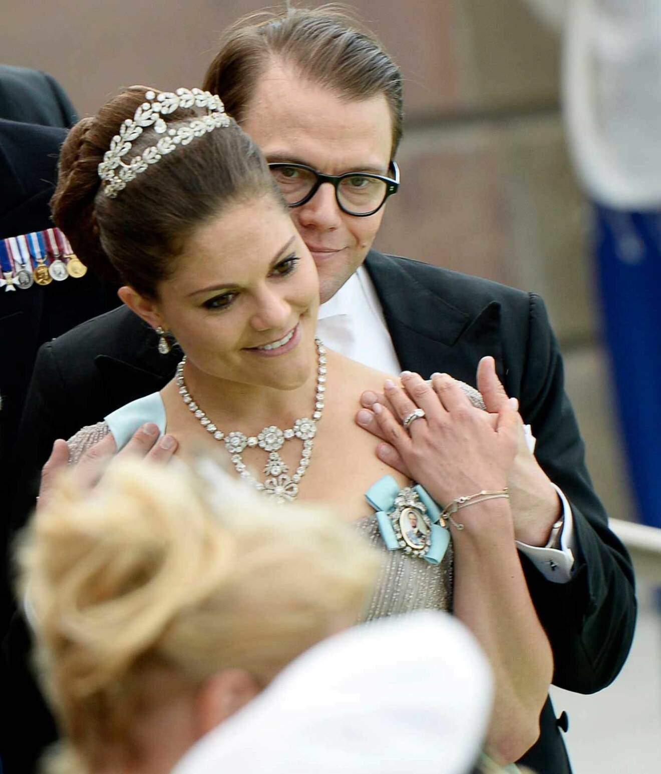 Kronprinsessan Victoria och prins Daniel visar sin kärlek under prinsessan Madeleines bröllop 2013.