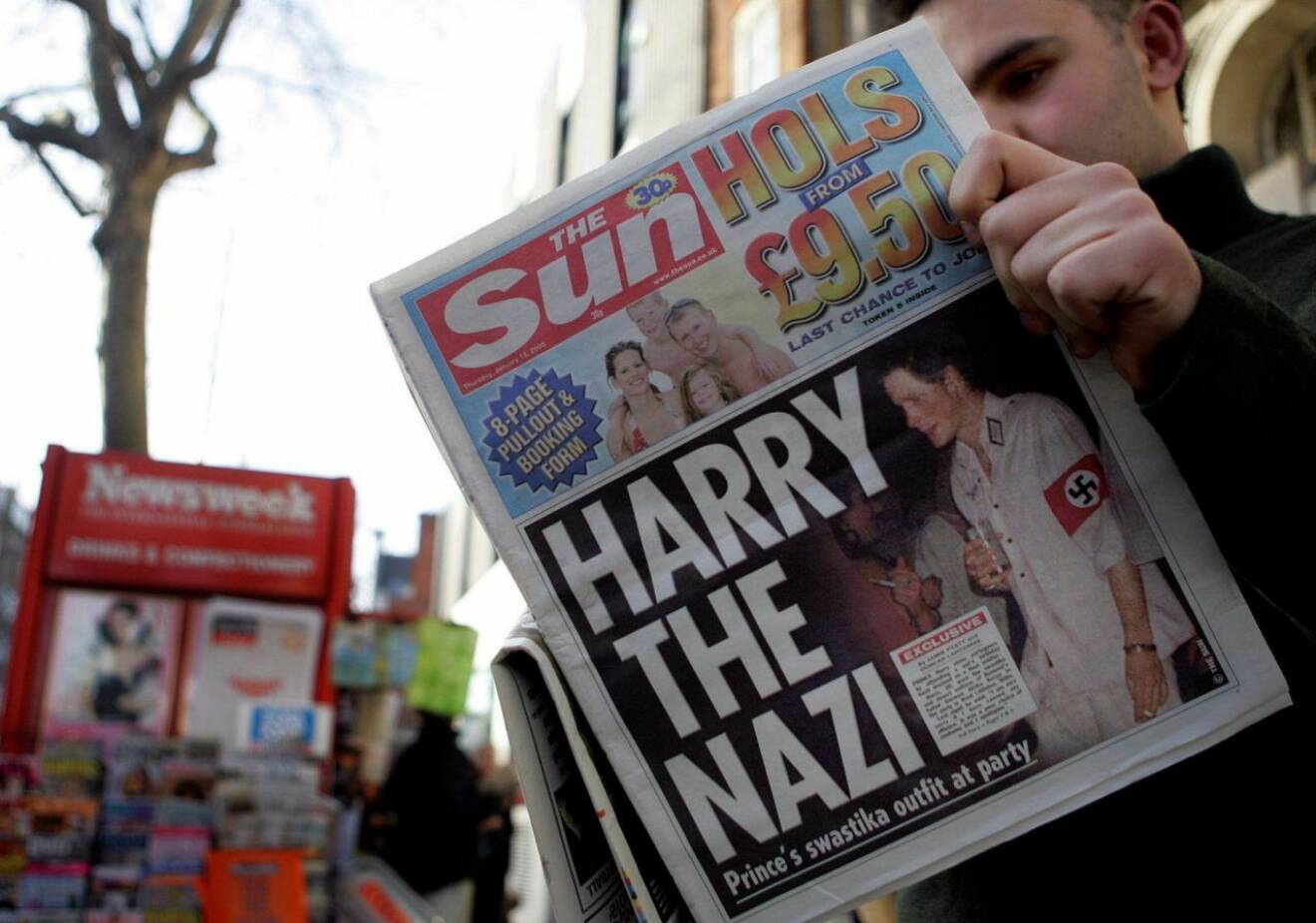 År 2005 orsakade Harry den stora maskeradskandalen. 
