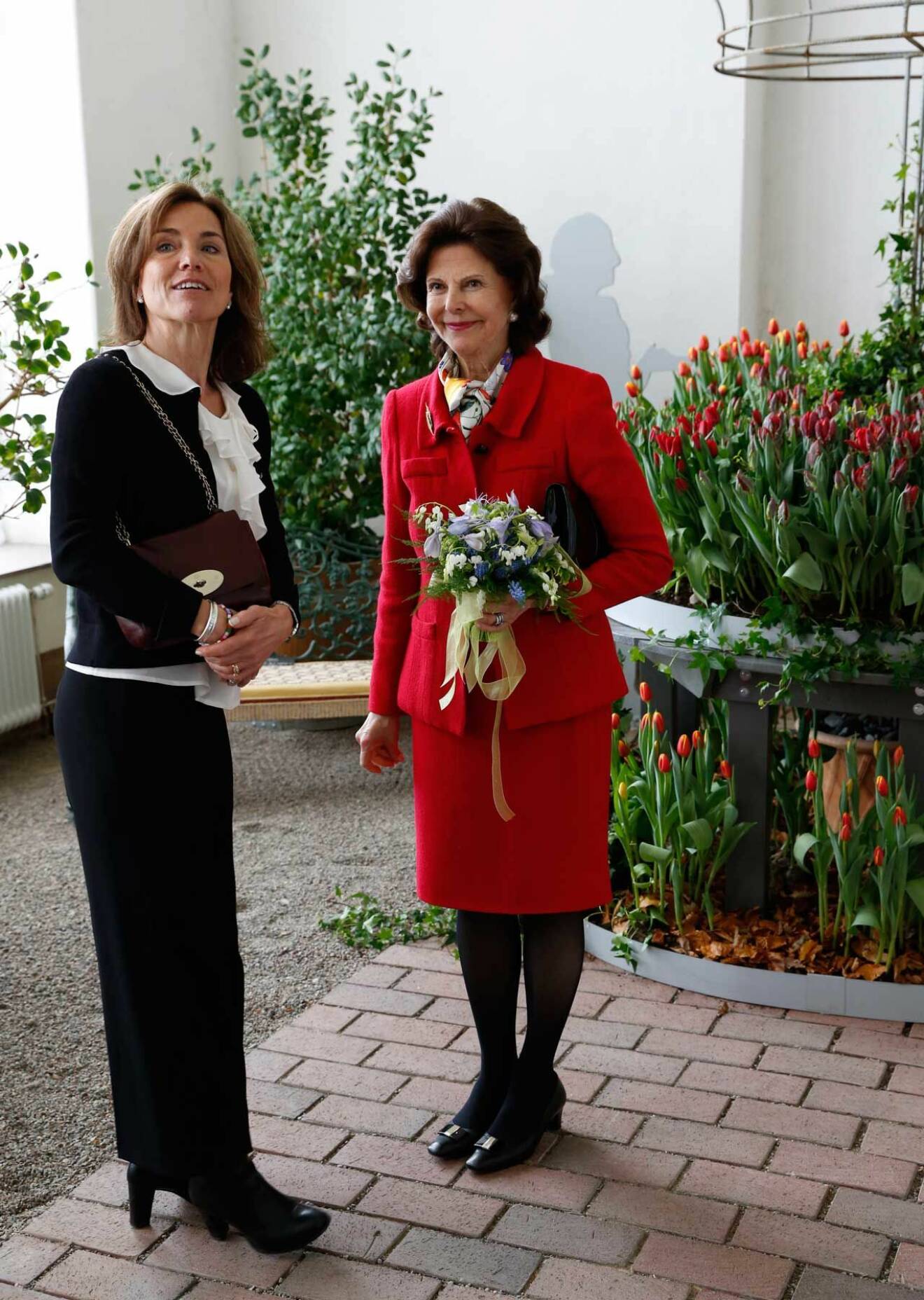 Hovets informationschef Margareta Thorgren tillsammans med drottning Silvia.