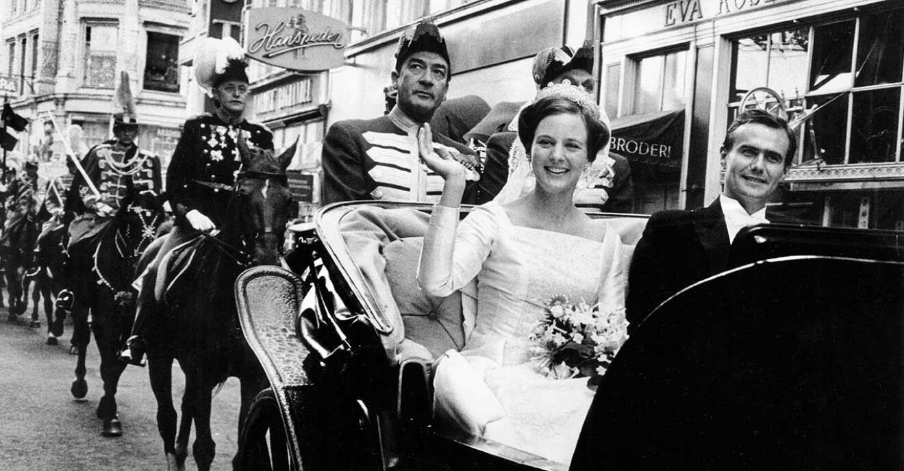 Kronprinsessan Margrethe av Danmark och hennes nyblivna make prins Henrik åker kortege med häst och vagn genom Köpenhamns gator till Amalienborgs slott efter vigseln i Holmens kyrka 10:e juni 1967.