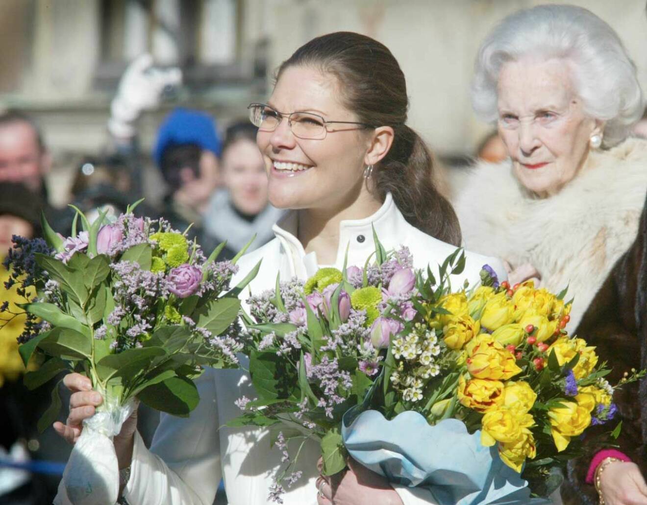 Kronprinsessan Victorias namnsdagsfirande den 12 mars 2004. Prinsessan Lilian syns i bakgrunden.