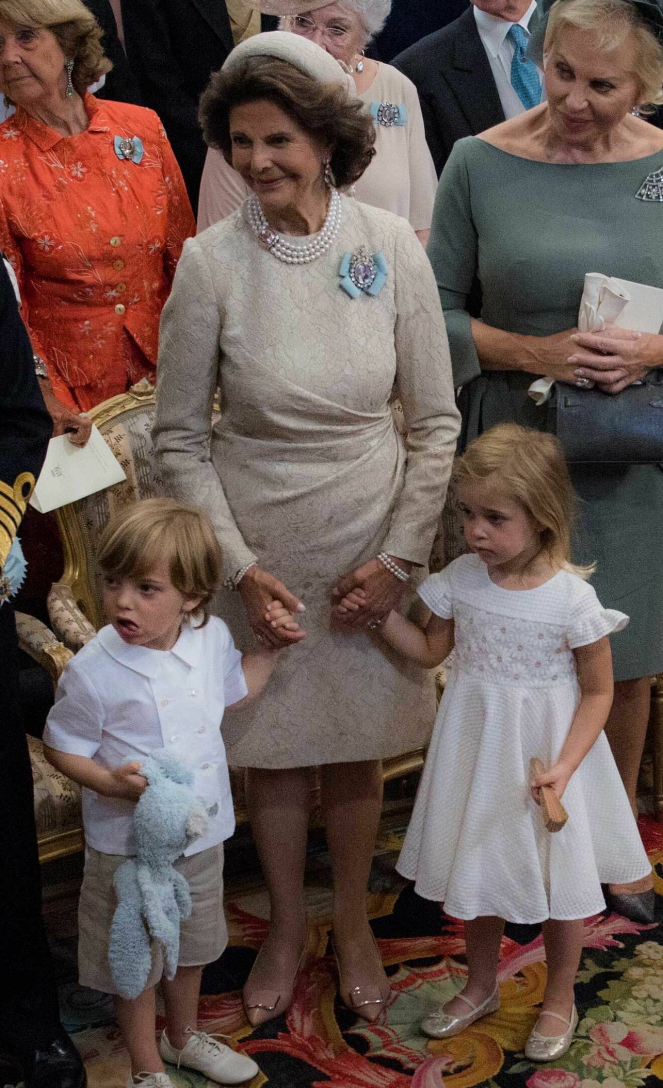 Drottningen med sina Florida-barnbarn prins Nicolas och prinsessan Leonore. 
