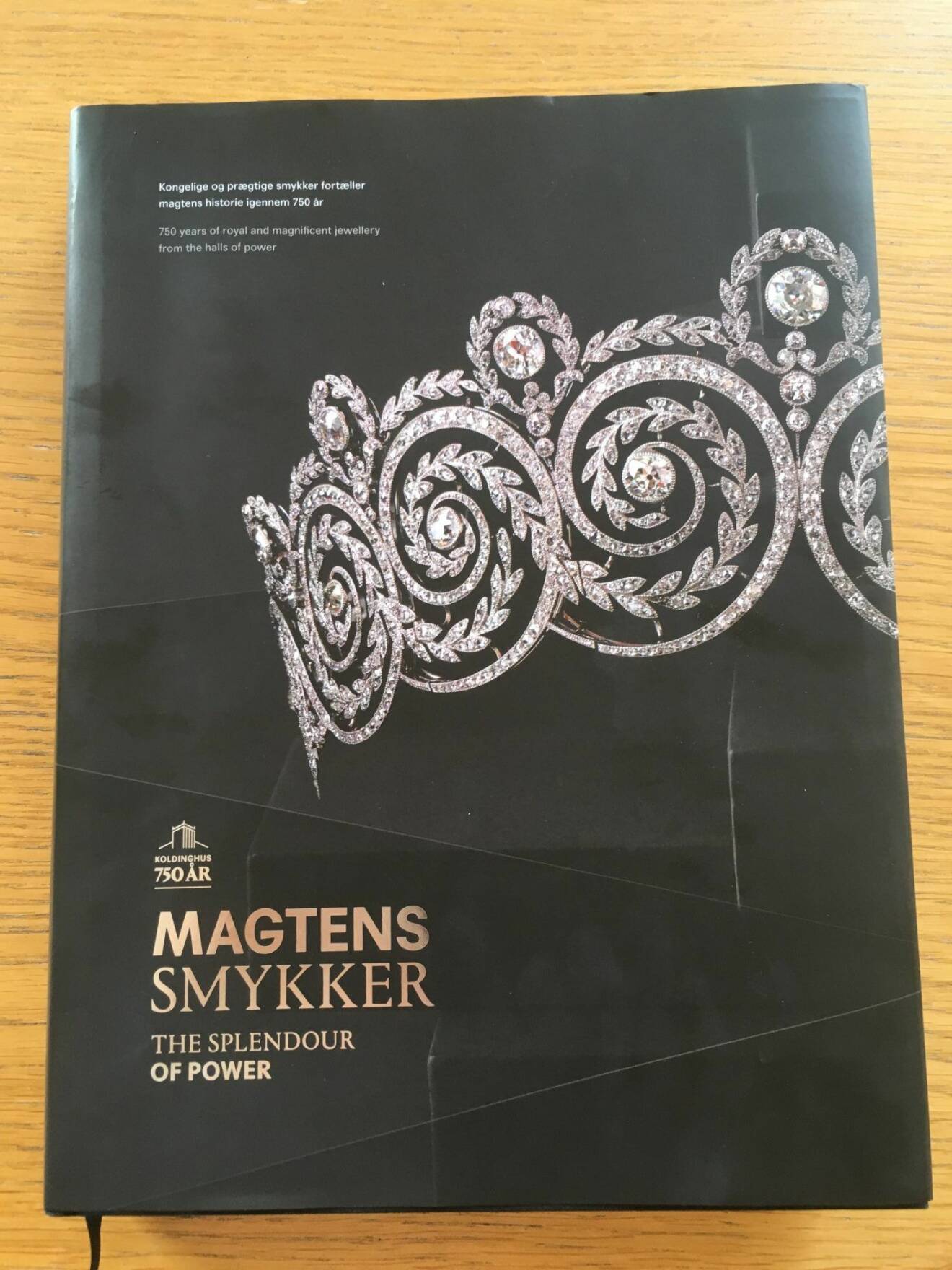 Cartierdiademet pryder omslaget till danska boken ”Maktens smycken”