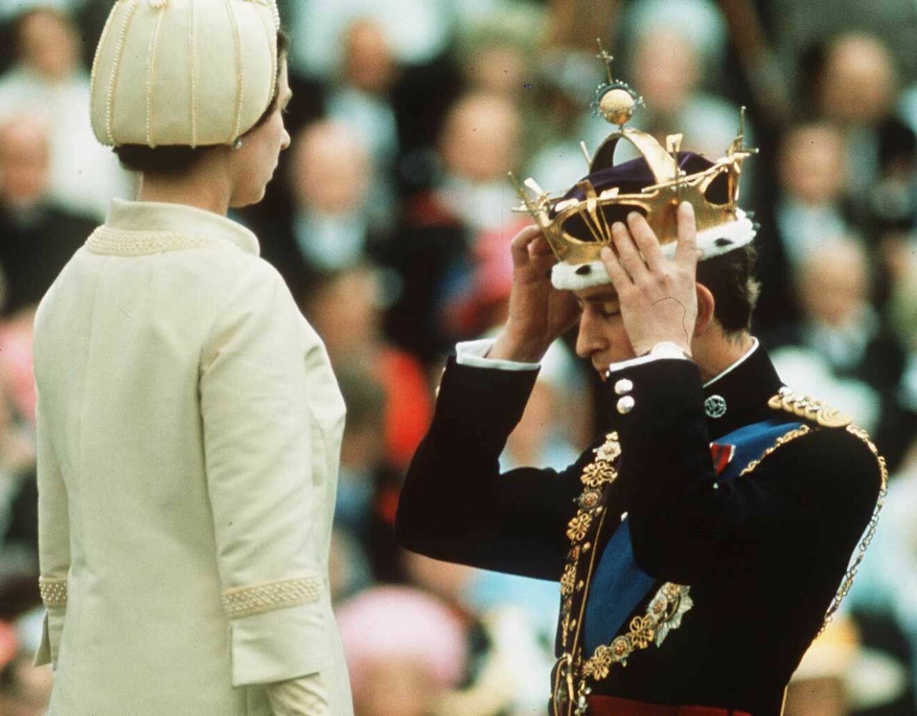 Drottning Elizabeth och prins Charles när han blir prins av Wales.