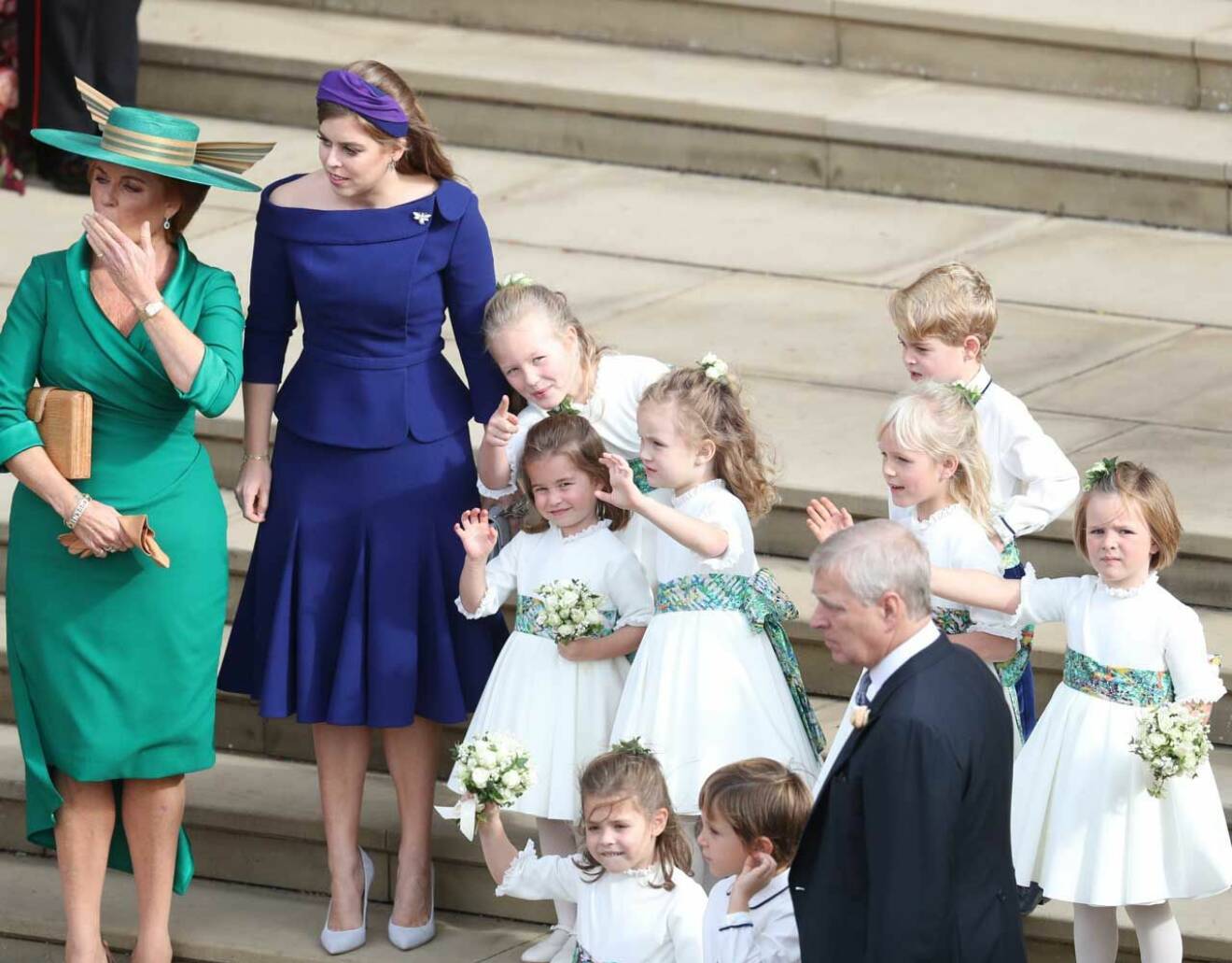 Kates och Williams barn, prins George, 5, prinsessan Charlotte, snart 4, gick i näbbet vid prinsessan Eugenies bröllop, klädda i Amaia Kids.