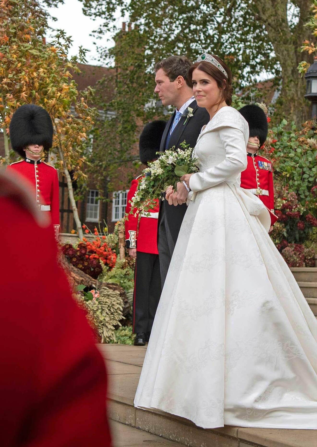 Prinsessan Eugenies brudklänning från Peter Pilotto. Brudgummen Jack Brooksbanks jackett kommer från Savile Row-skräddaren Huntsman.