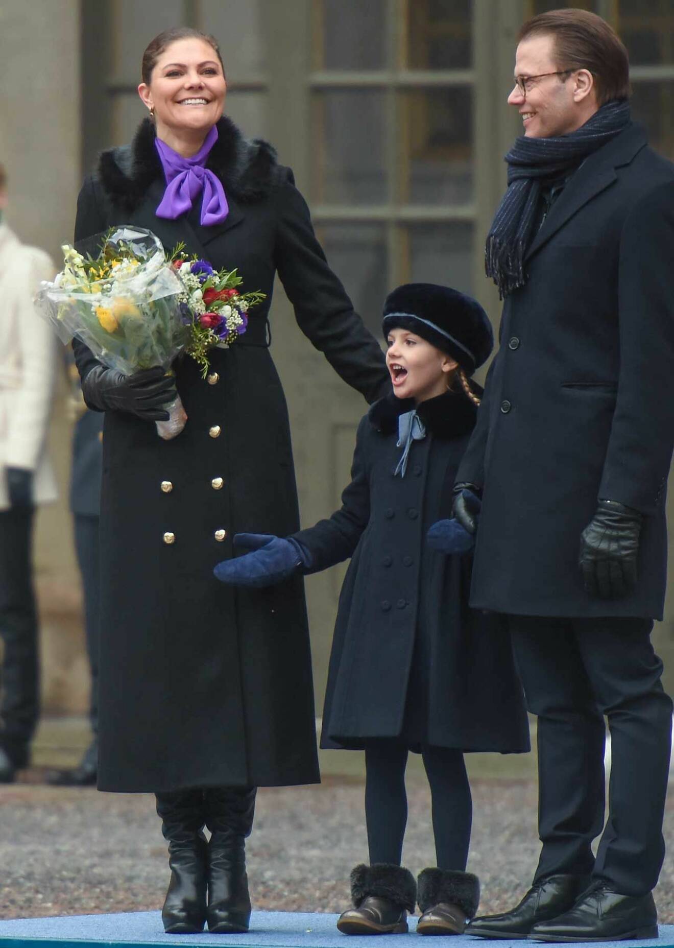 Kronprinsessan Victoria prinsessan Estelle prins Daniel vid namnsdagsfirandet 2017.