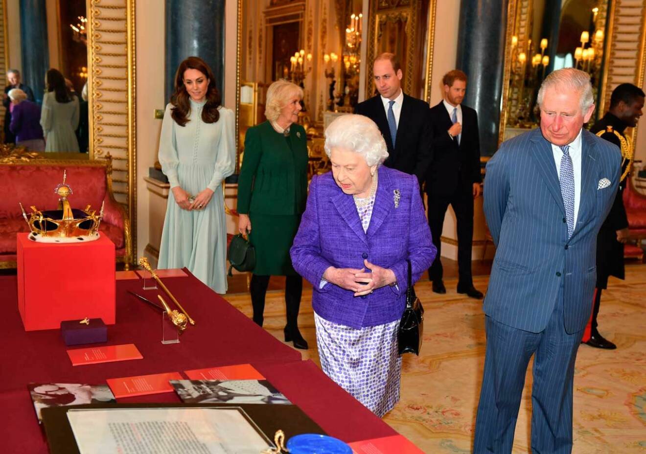 På bordet ligger kronan och spiran som användes när prins Charles installerades som prins av Wales.