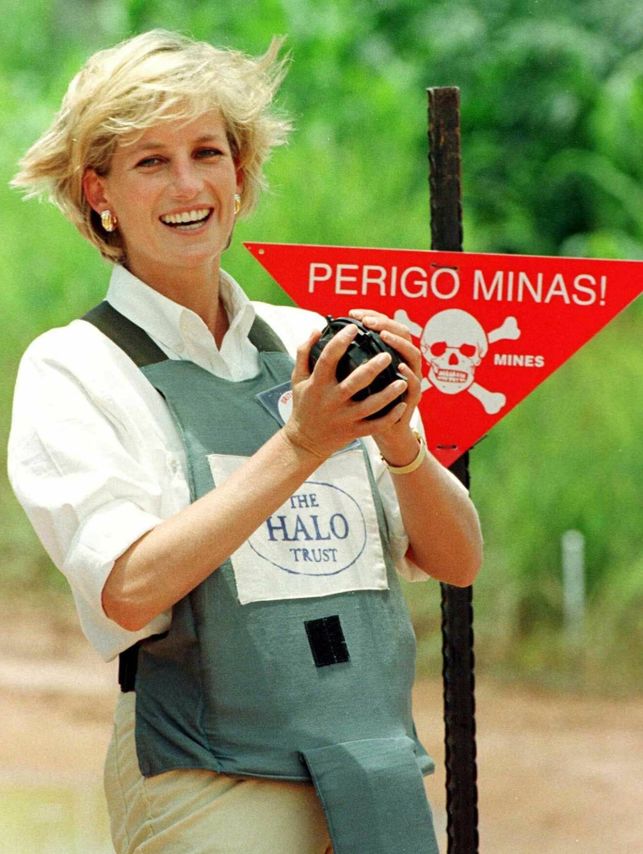 Prinsessan Diana på minfältet i Angola. Hon var först med att använda sin kungliga titel till att göra skillnad.