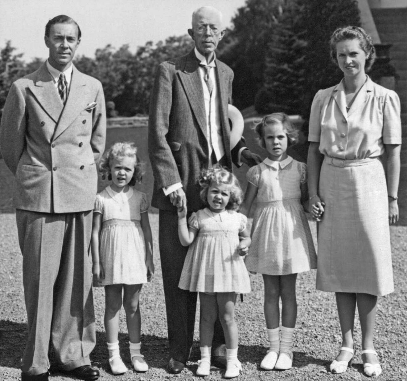 Kungens pappa prins Gustaf Adolf, Gustaf V, prinsessan Sibylla och Hagasessorna Birgitta, Désirée och Margaretha.