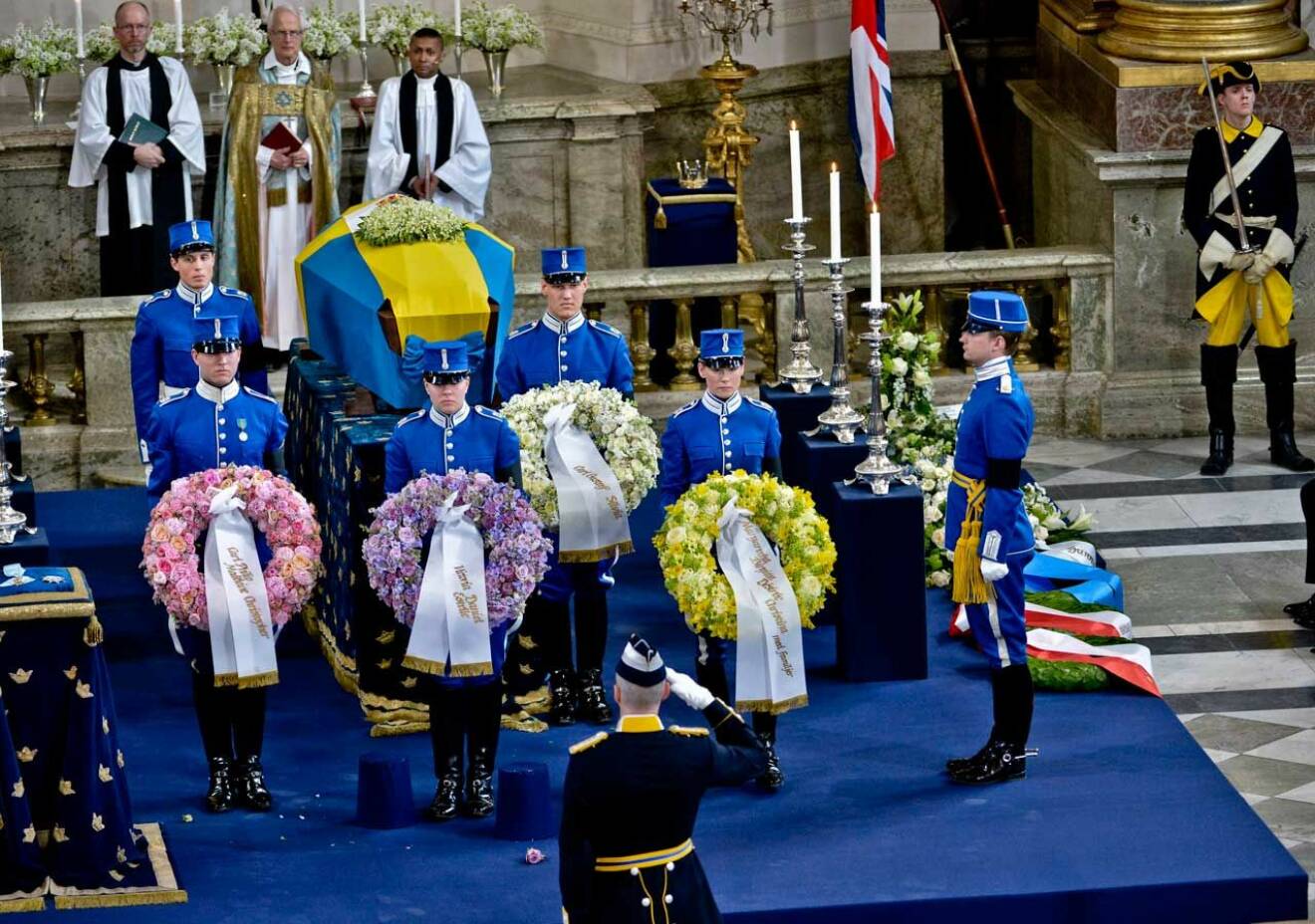Kungafamiljens kransar vid prinsessan Lilians begravning i Slottskyrkan 2013.