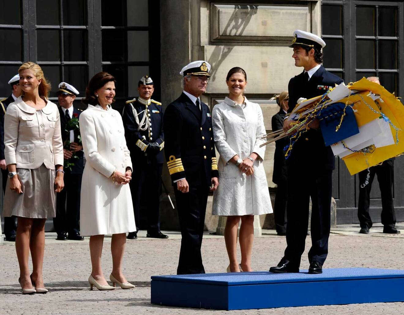 Hela kungafamiljen på plats vid prins Carl Philips officiella 30-årsfirande på Stockholms slott den 13 maj 2009.
