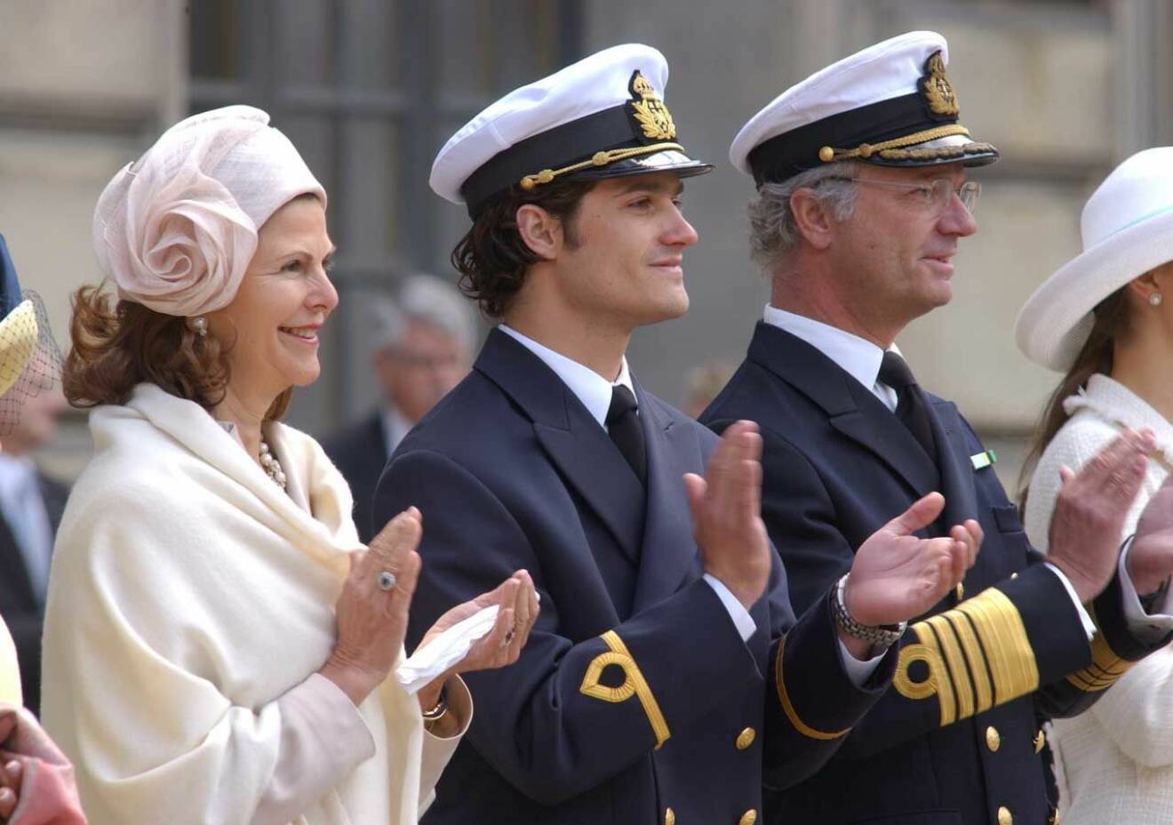 Festligt på Inre Borggården. Kungen och drottningen med prins Carl Philip på hans 25-årsdag.