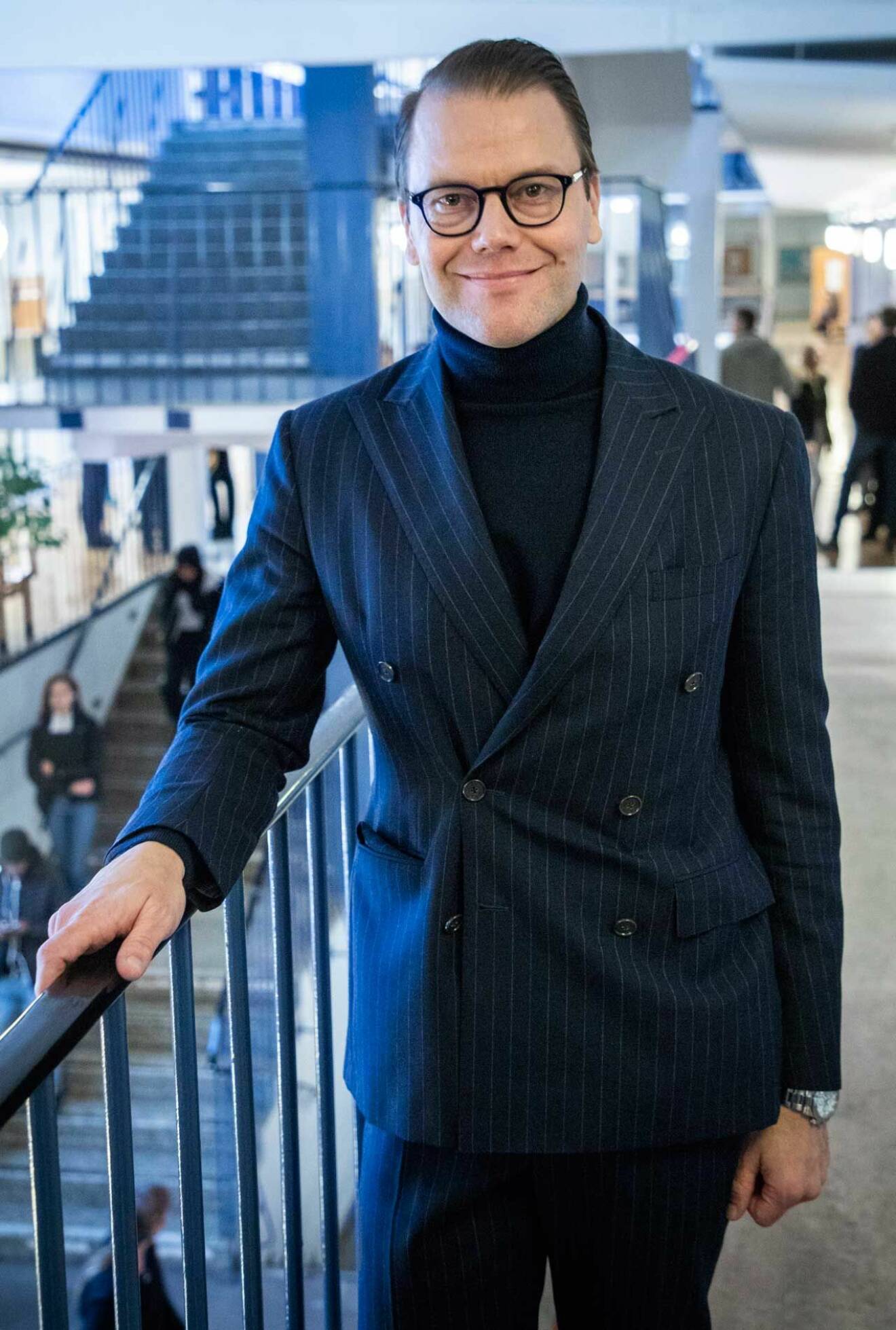 Sveriges entreprenörsprins: Prins Daniel i dubbelknäppt kostym och polotröja.