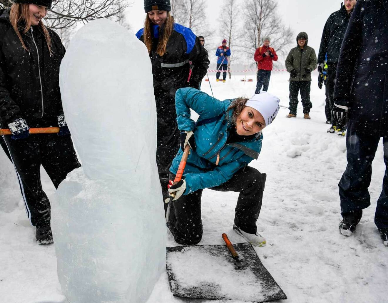Kronprinsessan Victorias landskapsvandring i Norrbotten. Hon fick testa att göra isskulpturer.