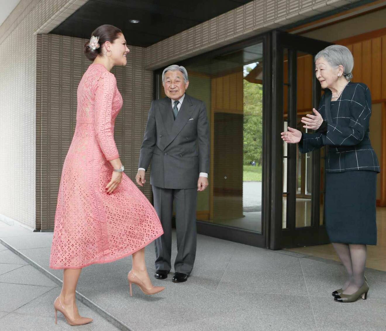 Kronprinsessan Victoria på besök i Tokyo hos Japans kejsarpar. Mer formellt än så här kan det knappast bli.