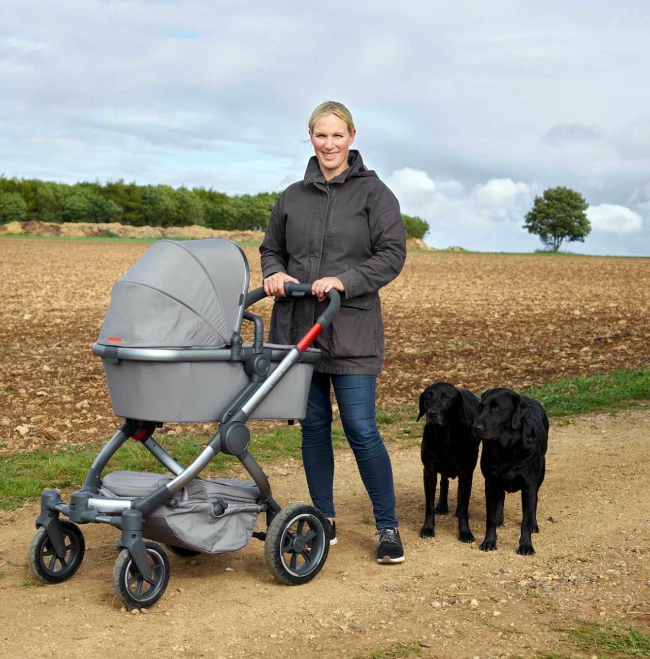Zara Tindall med sina två fina labradorer. Här poserar hon i egenskap av ambassadör för barnvagnsnärket iCandy.