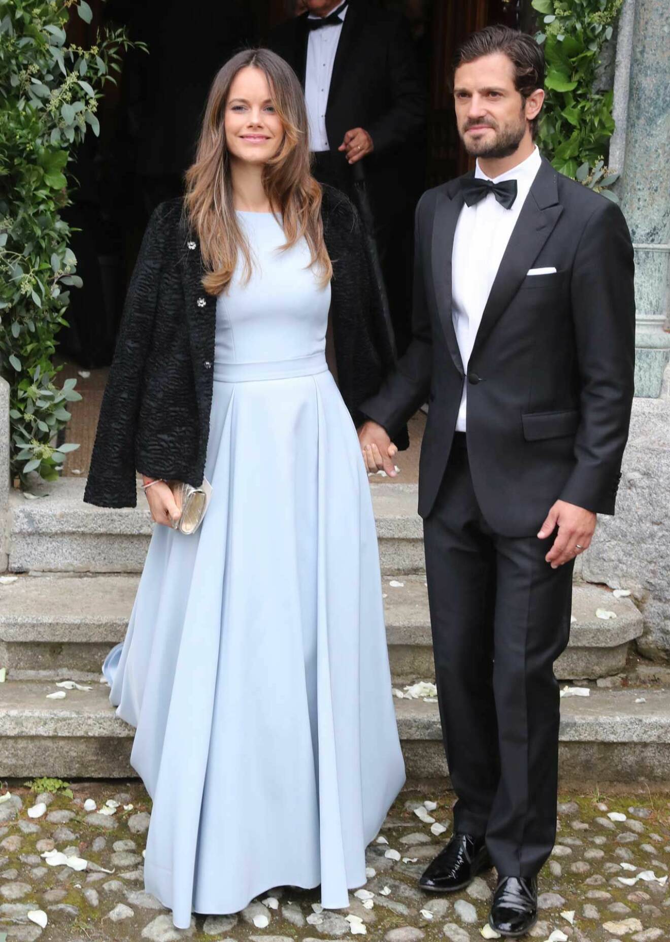Prins Carl Philip och prinsessan Sofia, i ljusblå aftonklänning, på bröllop i St Moritz.