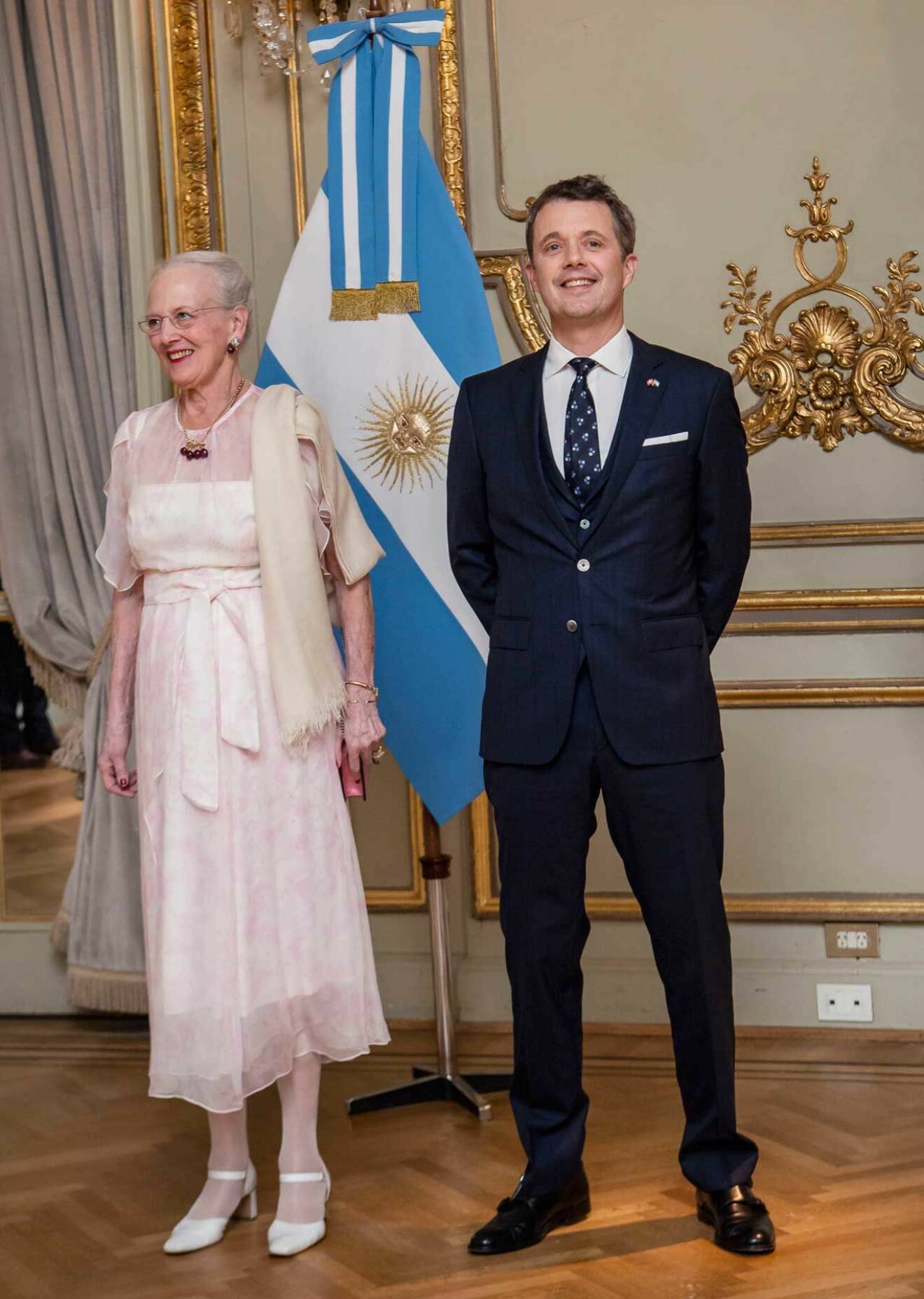 Drottning Margrethe med sin sidekick kronprins Frederik under statsbesöket i Argentina 2019.