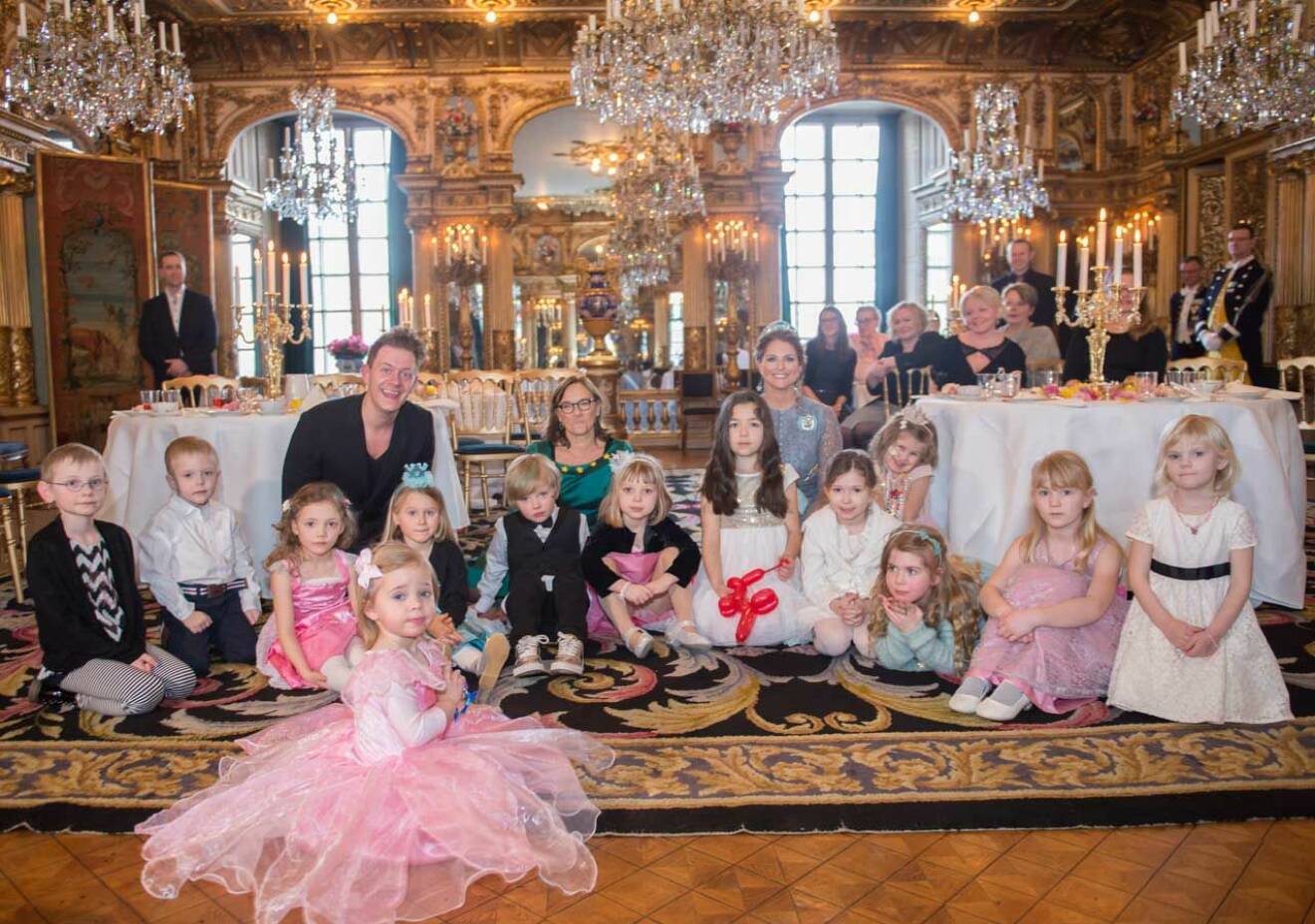 2016 bjöd prinsessan Madeleine och Min Stora Dag tolv barn på saftkalas på slottet. Prinsessan Leonore längst fram i rosa tyllkjol.