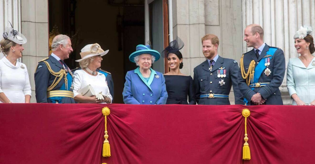 Drottning Elizabeth med sin stora familj. Meghans och Harrys baby blir barnbarnsbarn nummer åtta.