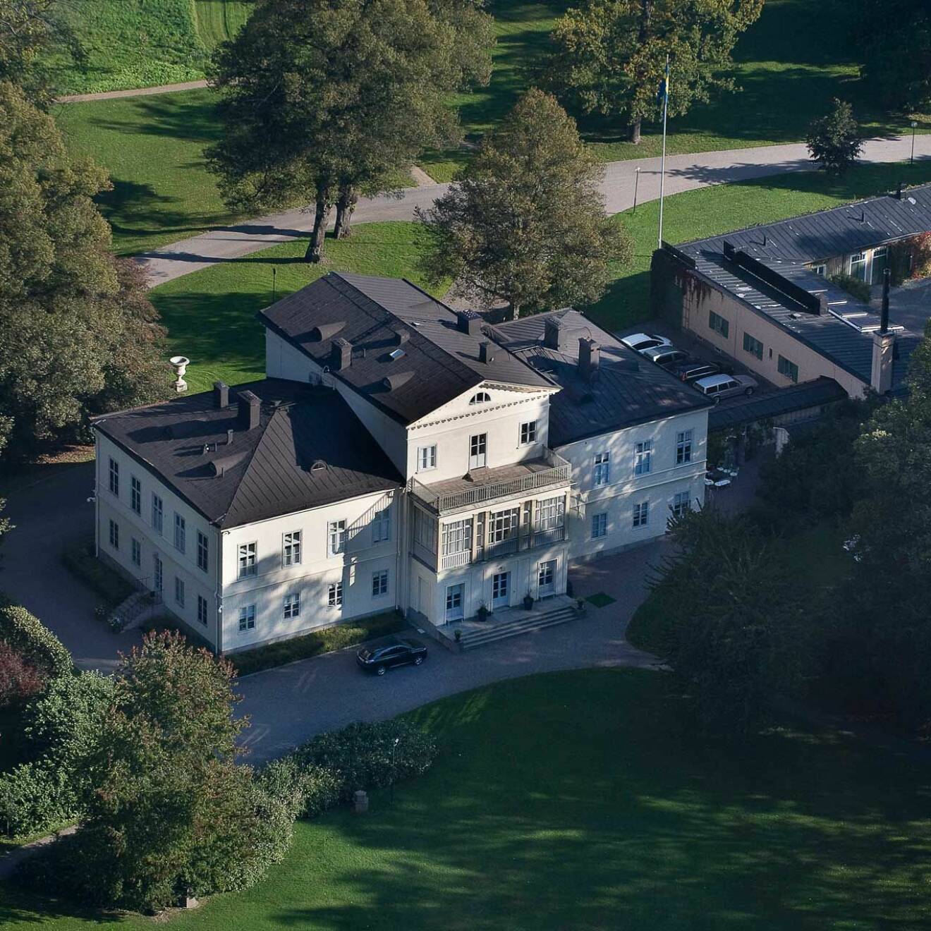 Flygbild av kronprinsessan Victorias hem Haga slott som har 41 rum.