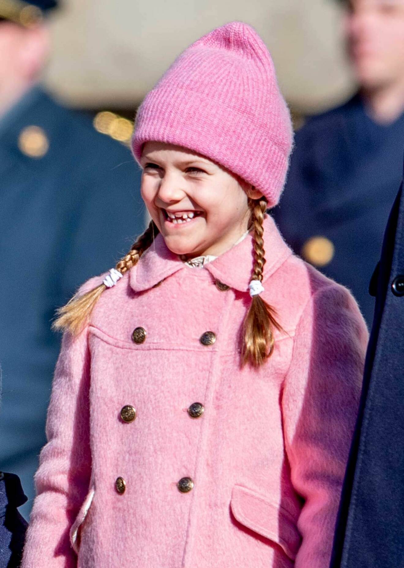Prinsessan Estelle i flätor och sin älsklingsfärg rosa.