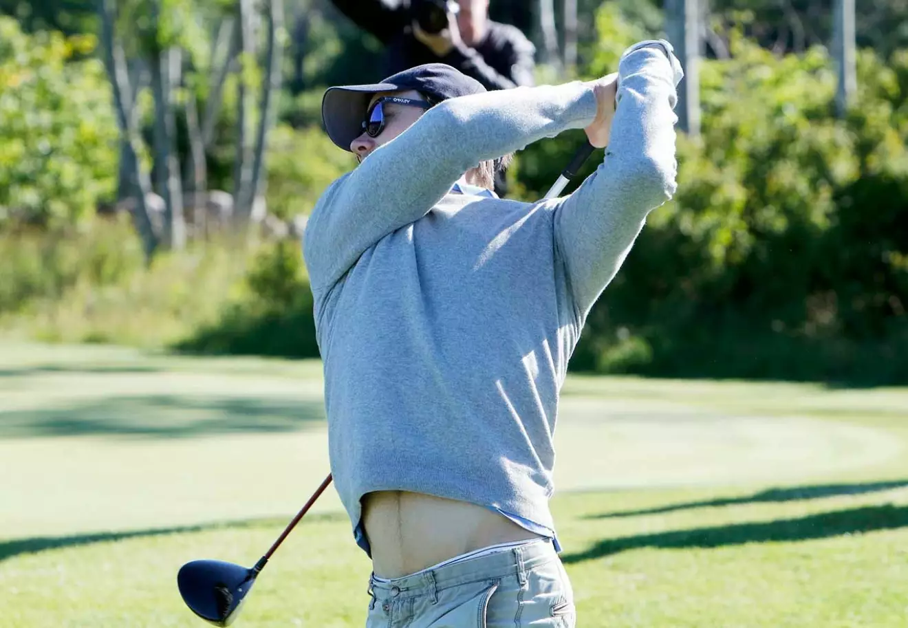 Prins Daniel spelar golf