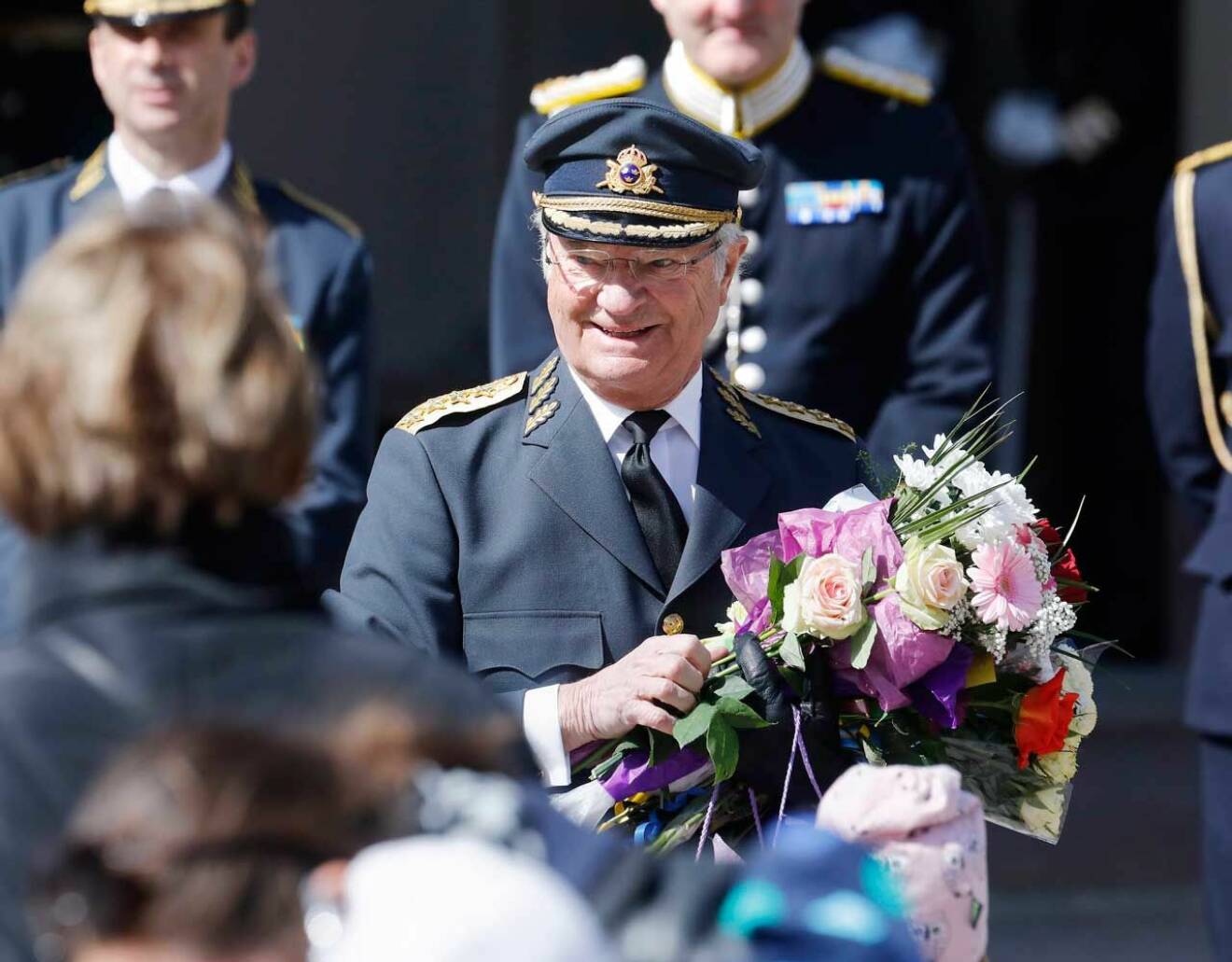 Kungen med famnen full av blommor. På Valborg fyller han 73.