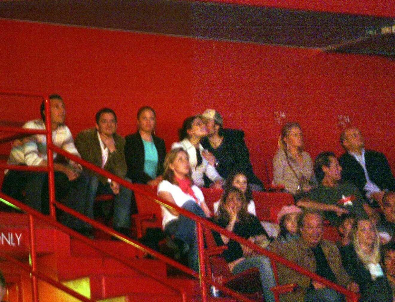 Smygfoto under första dejten. Daniel tog mod att bjuda ut kronprinsessan på en Britney Spears konsert i Globen.