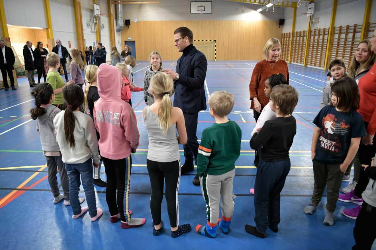 Daniel åker runt i Sverige och besöker barn och ungdomar på skolor. Ofta syns han i någon aktivitet.