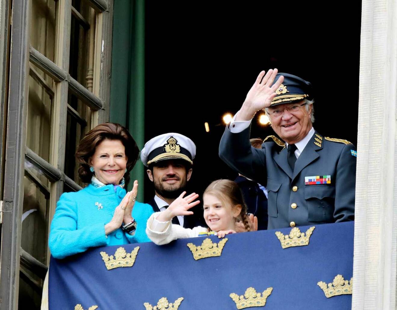Kungafamiljen i slottsfönstret på kungens 72-årsdag 2018.