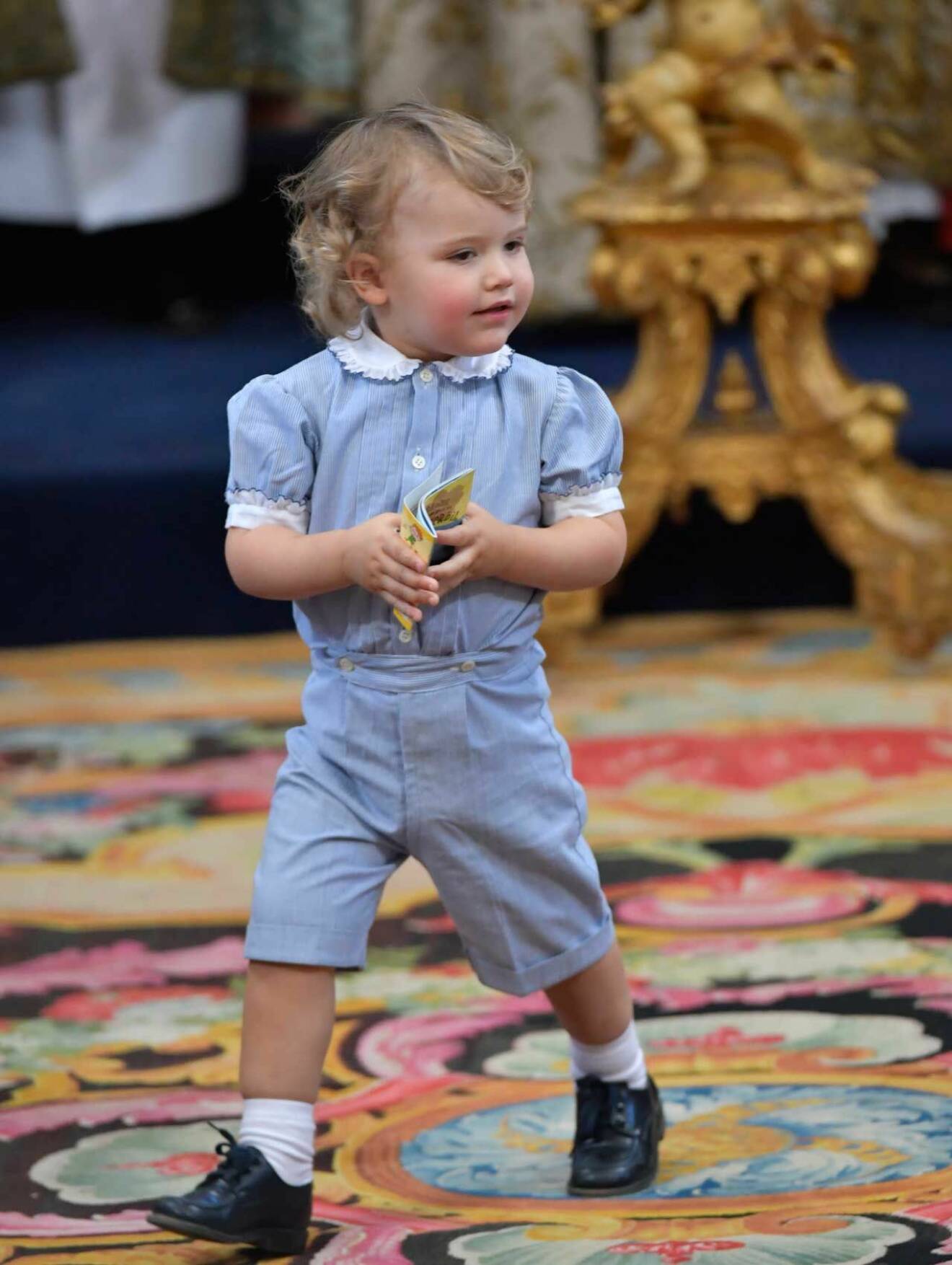 Prins Alexander på vift under prinsessan Adriennes dop 2018.