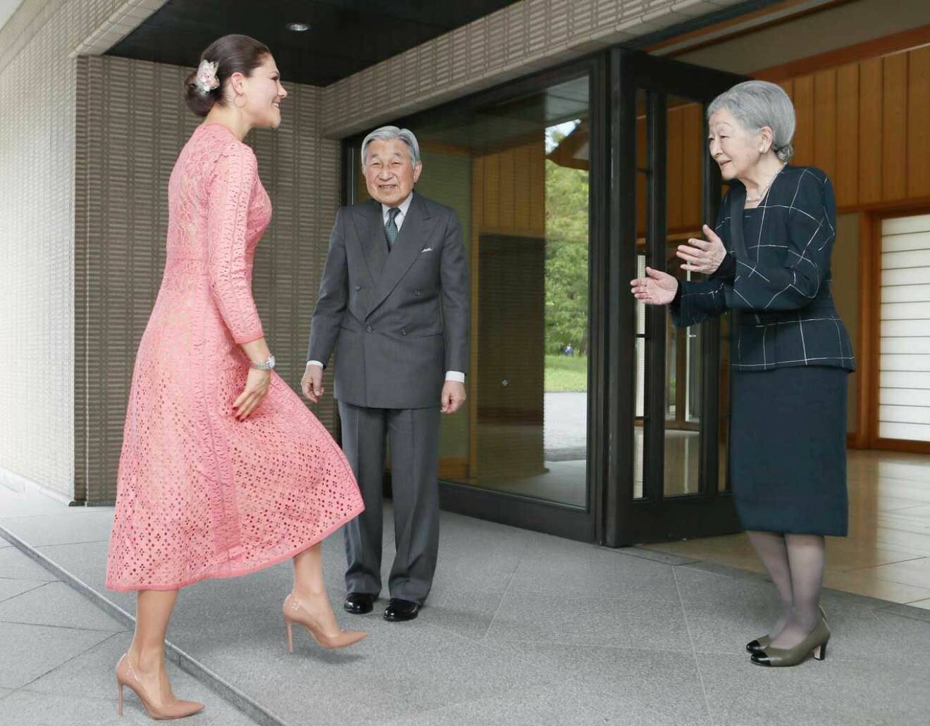 Kronprinsessan Victoria hemma hos kejsar Akihito och kejsarinnan Michiko i Tokyo 2017. Nu abdikerar Akihito efter 30 år på tronen.