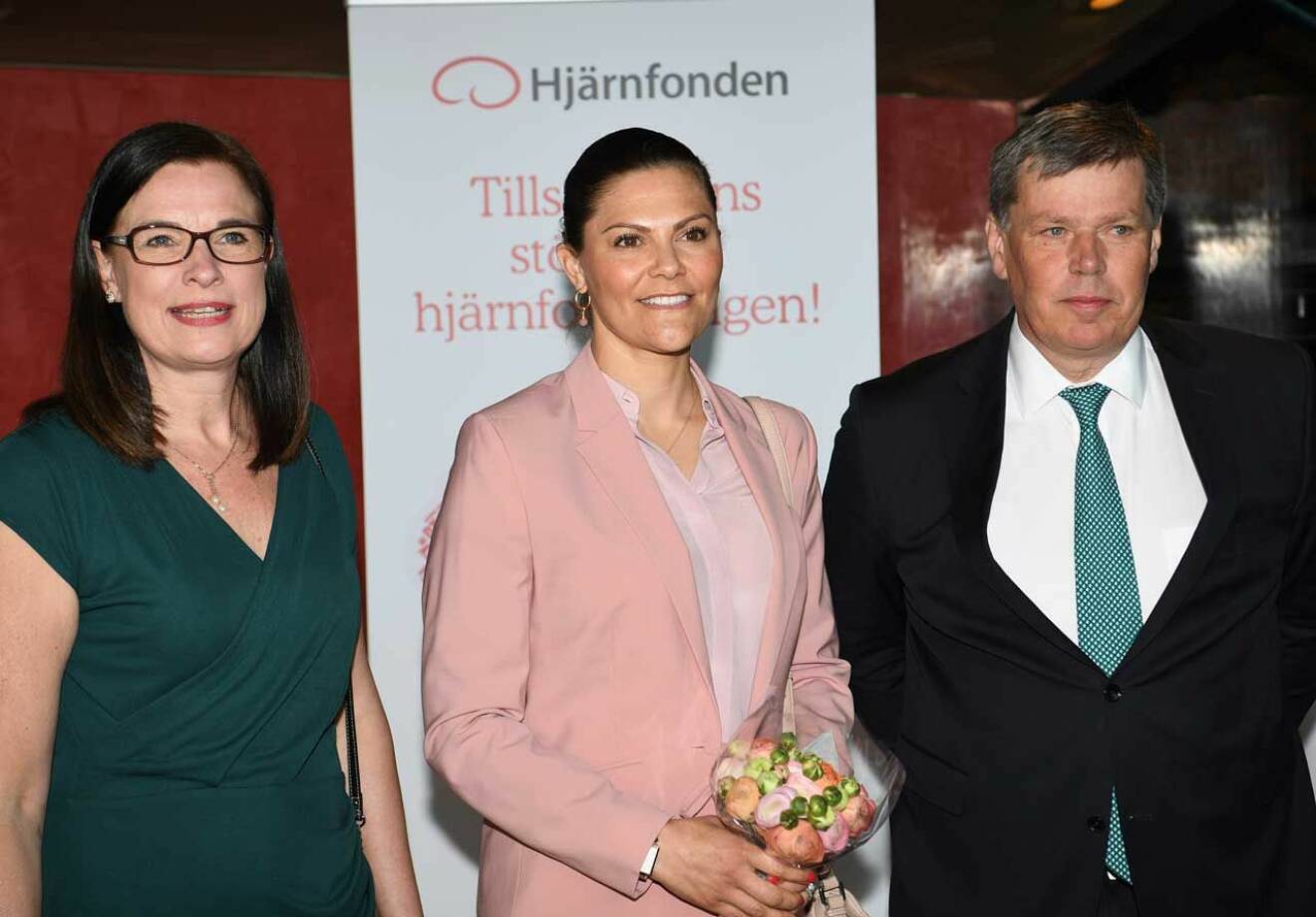 Kronprinsessan tillsammans med Anna Hemlin, Hjärnfondens generalsekreterare och Peter Thelin, Hjärnfondens ordförande. 