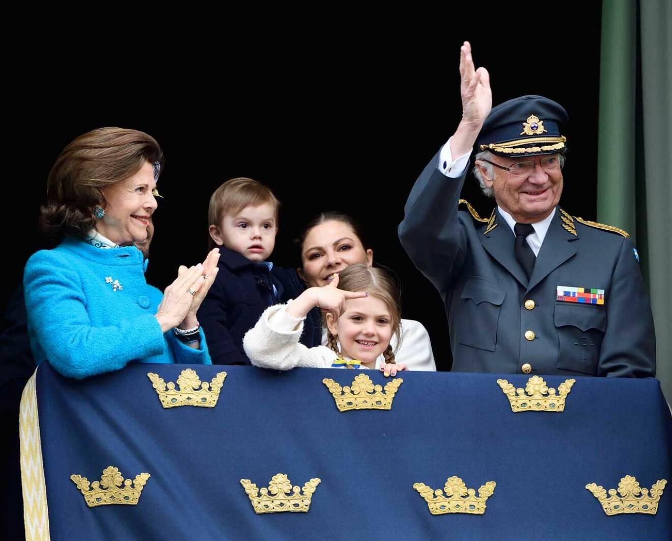 Carl Gustaf blir firad av familjen.