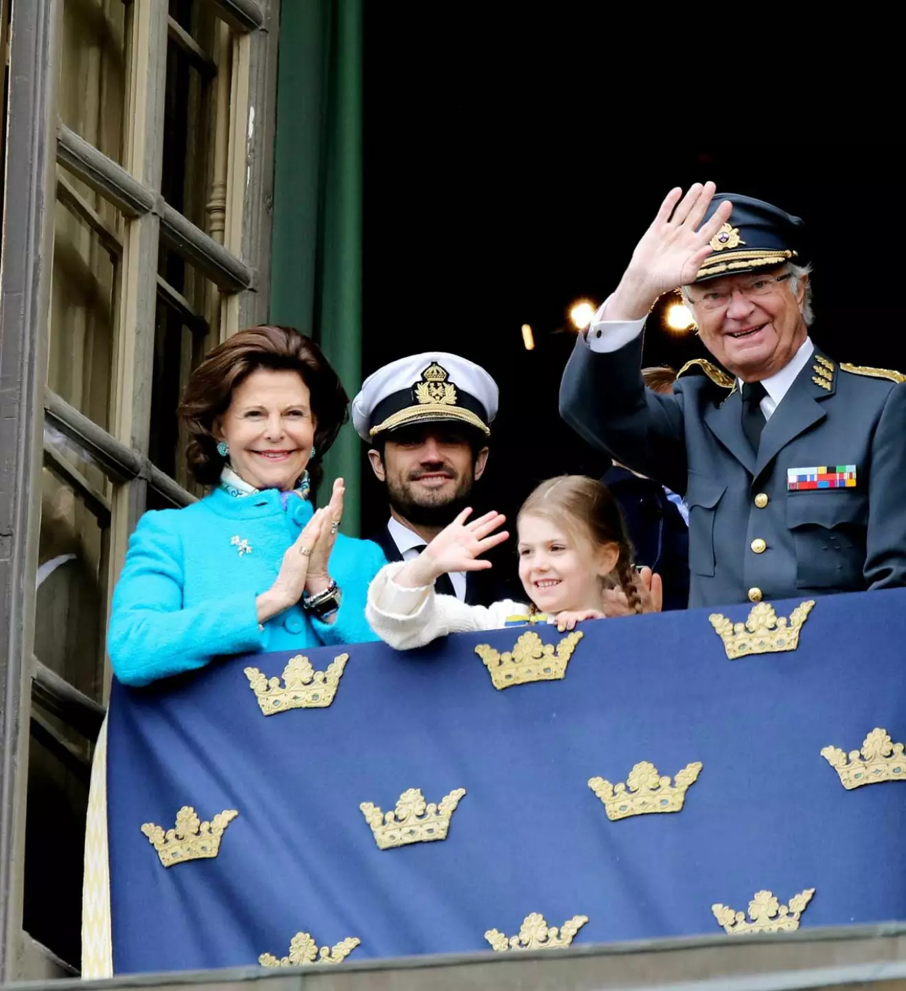 Drottningen, prins Carl Philip och prinsessan Estelle firar kungen på födelsedagen.