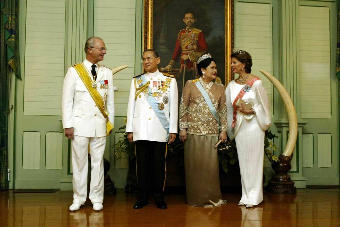 Kungen och drottningen tillsammans med Bhumibol och hans fru drottning Sirikit under ett statsbesök i Thailand.