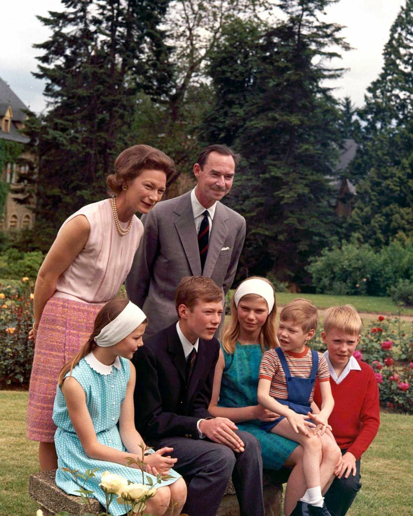 Luxemburgs storhertigpar Jean och Josephine-Charlotte med sin stora familj på 1960-talet.