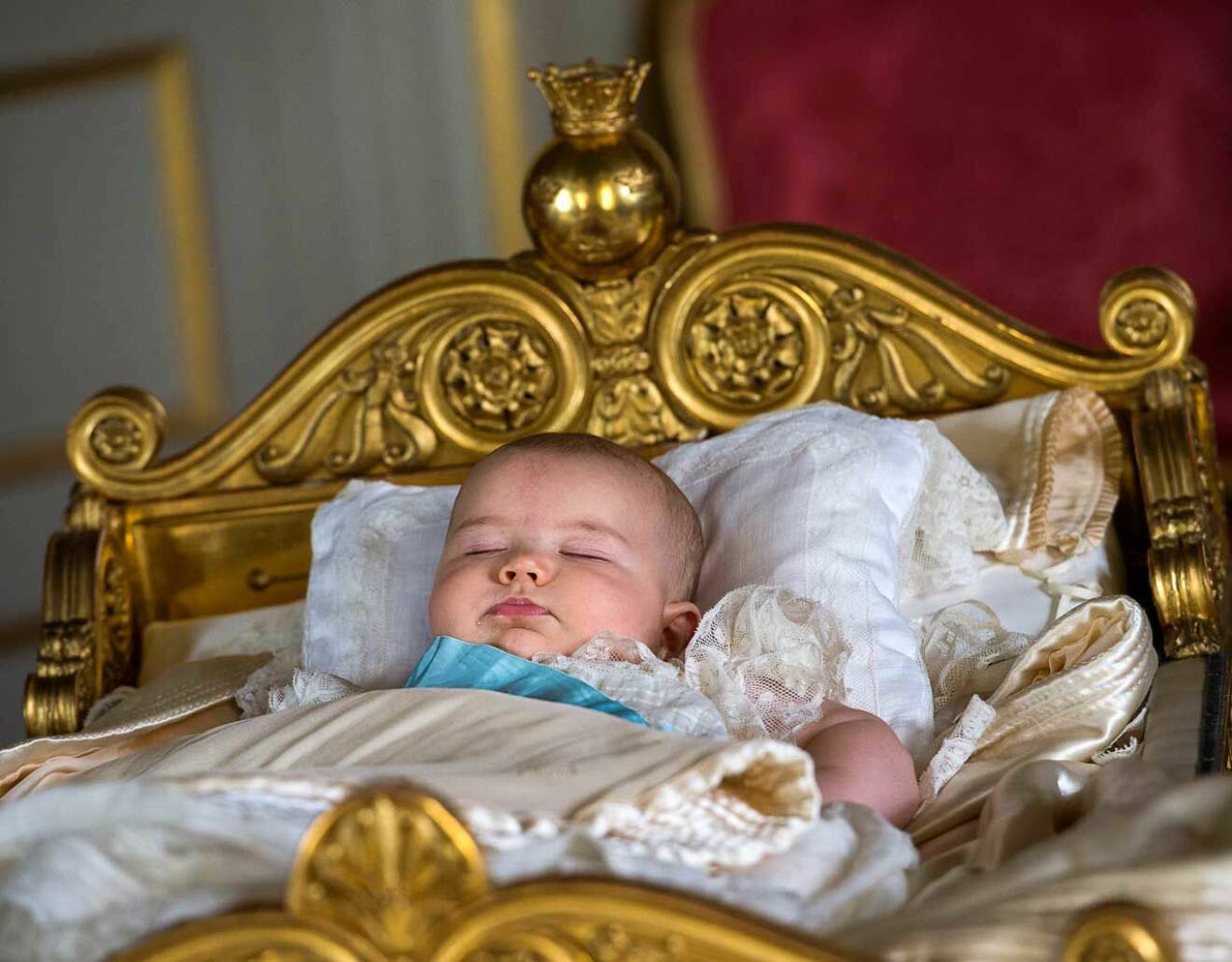 Prins Alexander efter dopet, nerbäddad i Prinsessornas vardagsvagga.