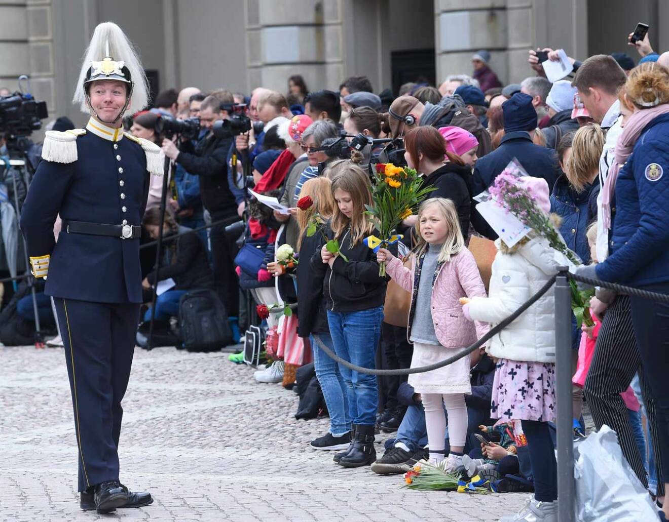 Massor av gratulanter på Yttre Borggården när kungen fyllde 72.