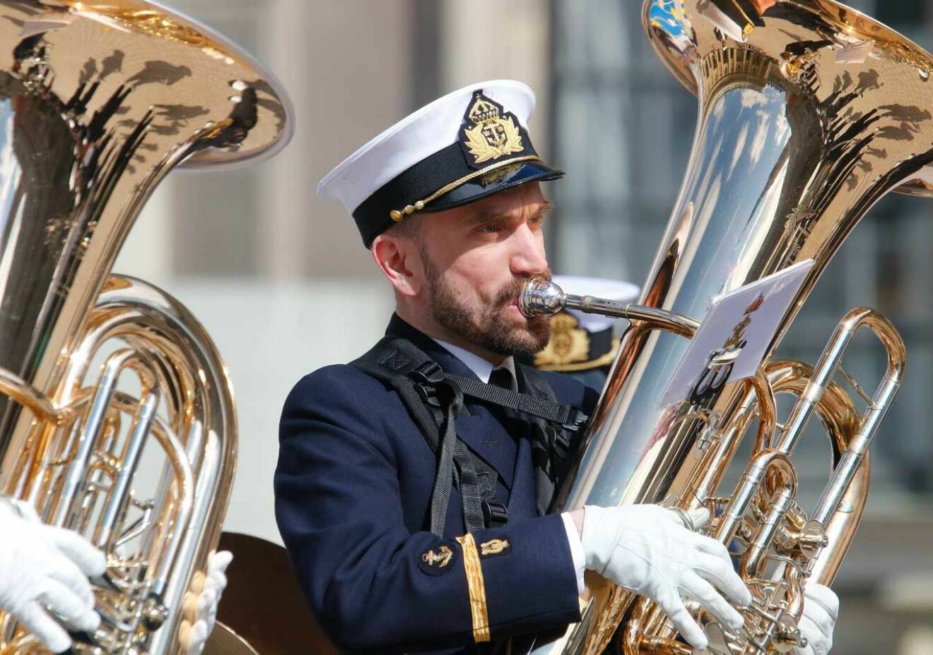 Arméns Musikkår spelar för kungen under födelsedagsfirandet på Stockholms slott.