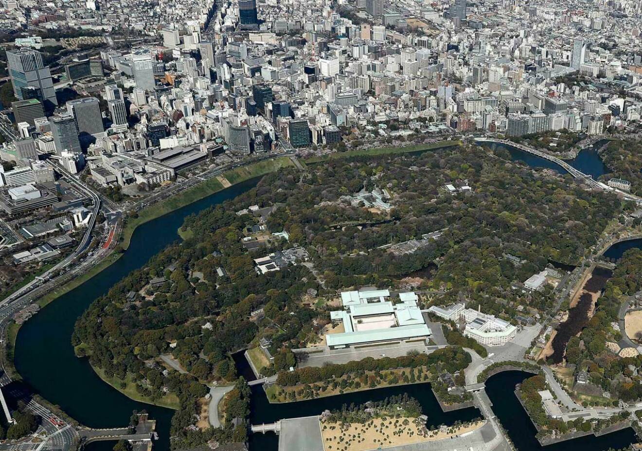 Kejsarpalatset i Tokyo – som om Drottningholm skulle ligga vid Kungsträdgården...