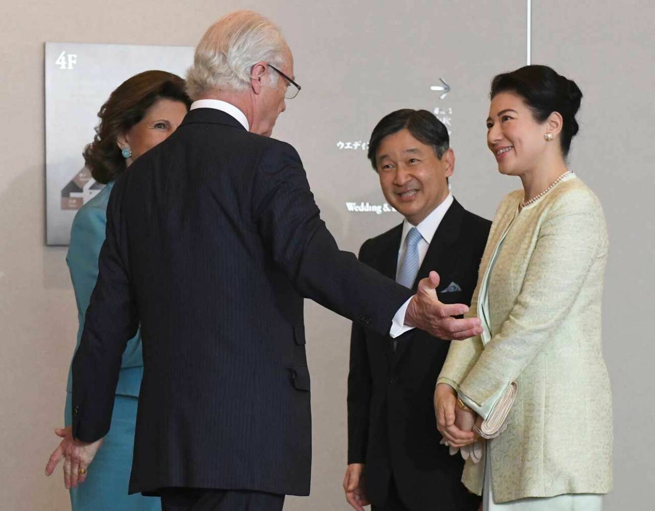 Kung Carl Gustaf och drottning Silvia träffade Masako och Naruhito när de var i Tokyo i fjol.