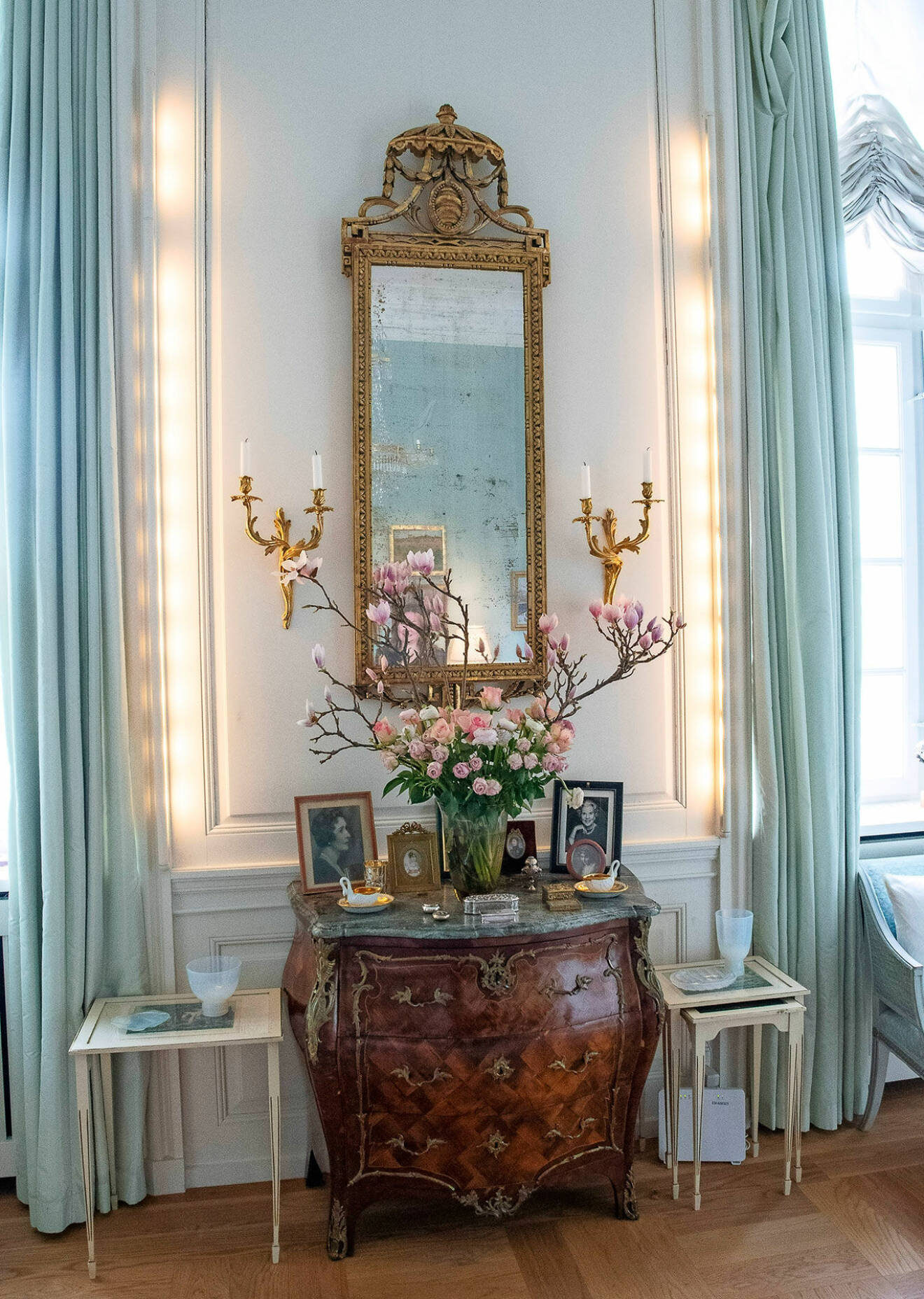 Spegel på väggen hemma hos Prinsessan Benedikte av Danmark